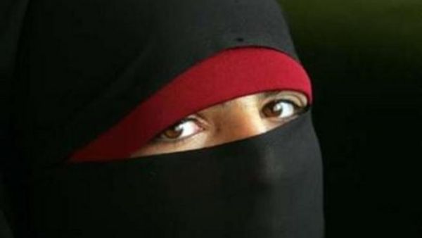 امراة منقبة