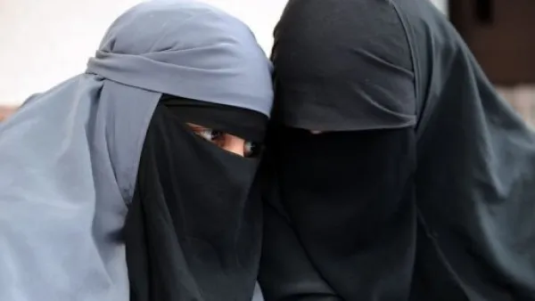 منقبتان في فرنسا