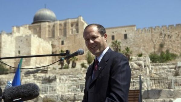 نير بركات امام الجانب الجنوبي لمدينة القدس القديمة
