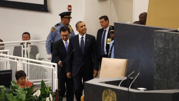 اوباما في طريقه الى المنصة لالقاء كلمته في افتتاح اعمال الجمعية العامة للامم المتحدة