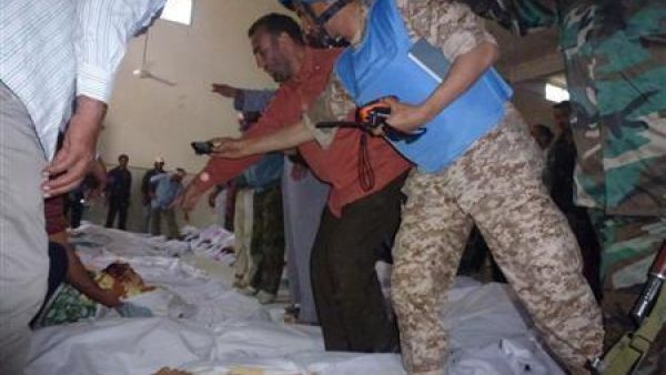 مراقب دولي يلتقط صورا لضحايا مذبحة الحولة