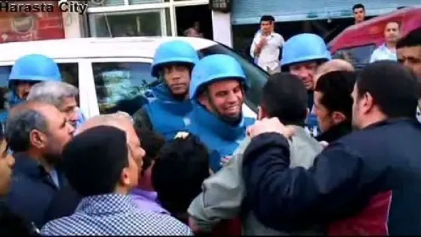 اعضاء من فريق المراقبين الدوليين يلتقي مواطنين سوريين