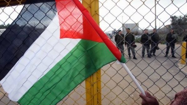 تظاهرة فلسطينية للمطالبة باطلاق المعتقلين الفلسطينيين في السجون الاسرائيلية امام سجن عوفر
