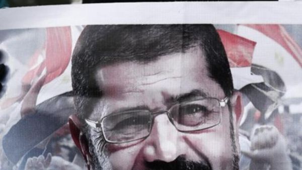 امراة منقبة تحمل صورة لمرسي خلال تظاهرة مؤيدة له في القاهرة