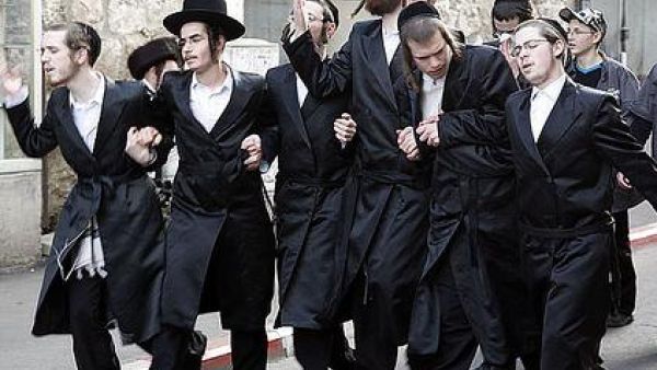 Reportedly, rowdy utra-orthodox Jews broke into the Holiest of Palestine's sites - the Aqsa Mosque- where they consumed alcohol, on Monday morning. 