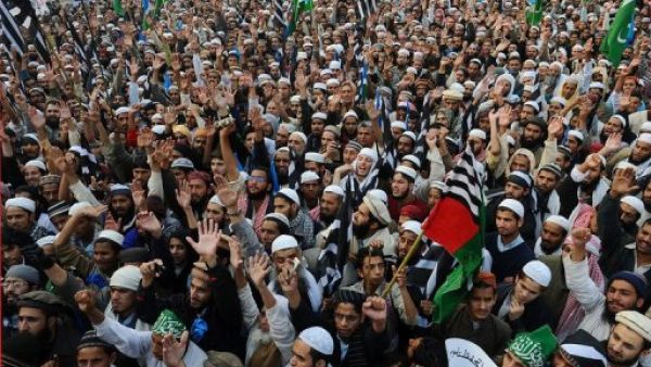 
باكستانيون يتظاهرون في لاهور