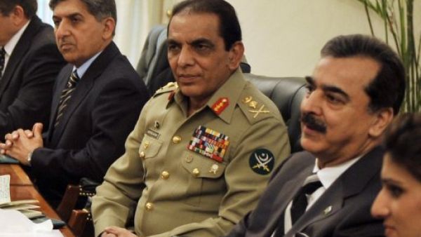 رئيس الاستخبارات الباكستانية احمد شجاع باشا (يسار) خلال اجتماع امني في اسلام اباد