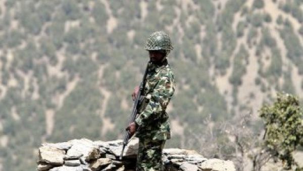 جنود باكستانيون يراقبون منظقة شمال وزيرستان الجبلية على الحدود الباكستانية-الافغانية