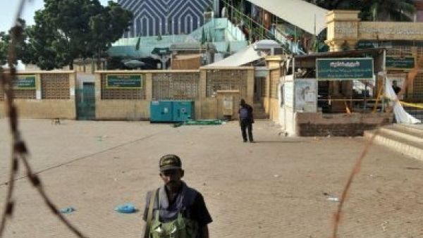 41 قتيلا في تفجيرين انتحاريين قرب ضريح صوفي في باكستان
