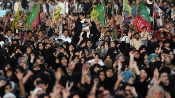الباكستانيون الشيعة يدفنون موتاهم 