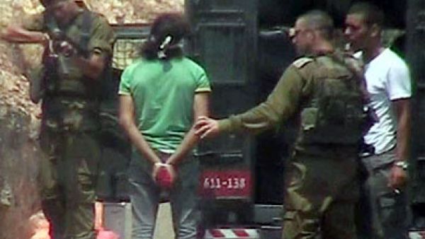 جندي إسرائيلي يطلق النار بشكل متعمد على الفلسطيني اشرف أبو رحمة وهو مكبل اليدين في قرية نعلين