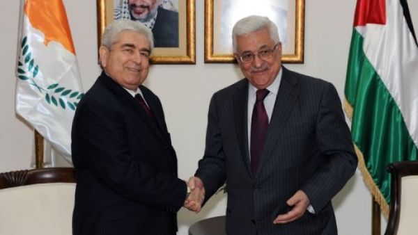 ارشيف/الرئيس الفلسطيني محمود عباس مستقبلا نظيره القبرصي ديميتريس خريستوفياس في رام الله 
