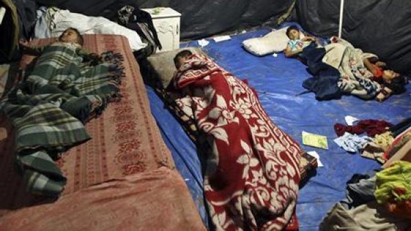 أطفال ينامون داخل خيمة في قطاع غزة بعد أن دمر منزلهم في الحرب الاسرائيليةعلى القطاع عام 2009. 
