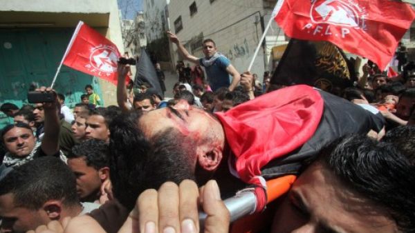 Mourners carry the body of Mahmoud Al-Titi, a Hamas militant who was killed by Israeli soldiers during clashes on Tuesday night. (Photo: AFP / HAZEM BADER) 