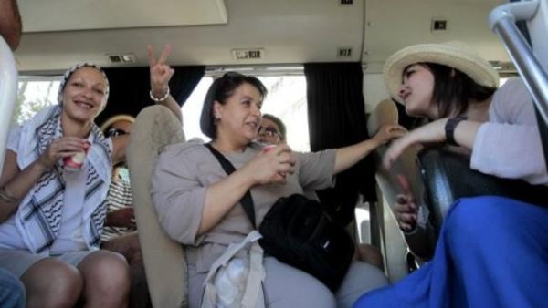 الناشطون في حافلة متجهة الى جسر الملك حسين في محاولة للدخول الى الضفة الغربية