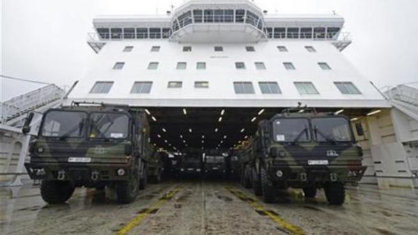 شاحنات عسكرية تحمل مكونات بطارية صواريخ باتريوت على ظهر سفينة في مرفأ ترافيموندي بالمانيا في طريقها الى تركيا
