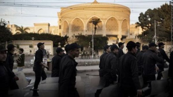 الشرطة المصرية تنتشر امام القصر الرئاسي في القاهرة 
