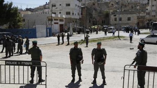رجال شرطة اسرائيليون في نوبة حراسة امام مبنى احتله مستوطنون يهود في الضفة 
