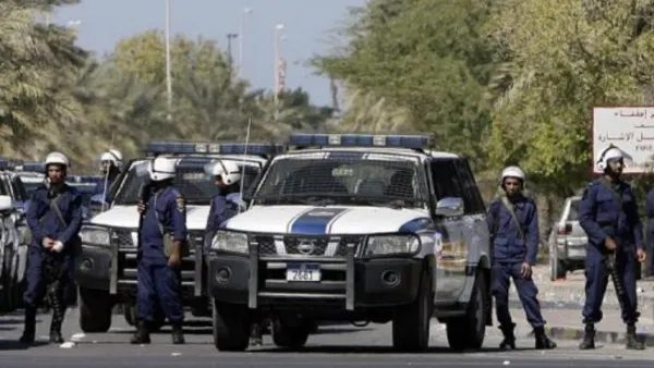 شرطة مكافحة الشغب البحرينية تتمركز في موقع قريب من ساحة اللؤلؤة في المنامة
