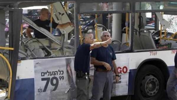 شرطيان اسرائيليان على مقربة من الحافلة التي انفجرت قنبلة على متنها
 شرطيان اسرائيليان على مقربة من الحافلة التي انفجرت قنبلة على متنها