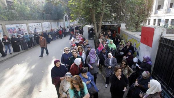 مصريون امام مركز اقتراع في القاهرة