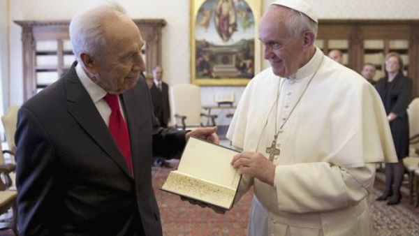 البابا فرنسيس الاول (الى اليمين) مع الرئيس الاسرائيلي شمعون بيريس في مدينة الفاتيكان
