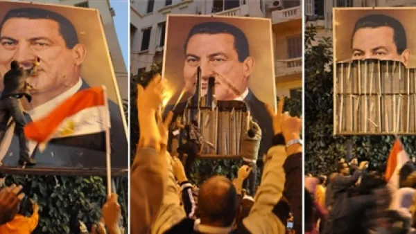 محتجون يضربون صور مبارك بالأحذية/أ.ف.ب 