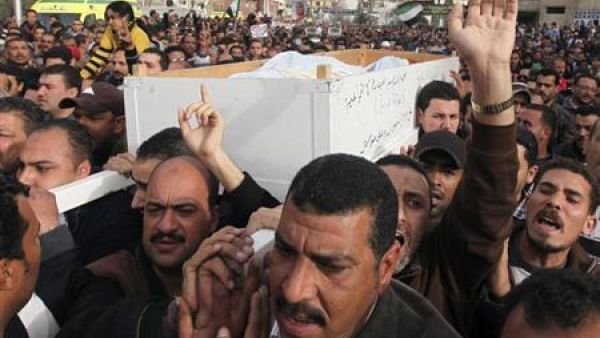 مشيعيون يحملون نعش احمد جلال الذي قتل في الاشتباكات بين الشرطة والمتظاهرين في بورسعيد يوم الجمعة
