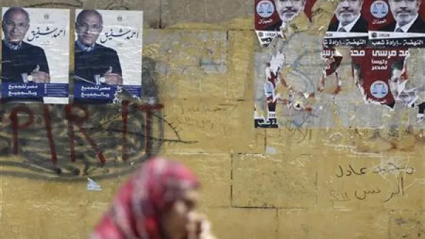 ملصقات لكل من محمد مرسي واحمد شفيق المرشحين للرئاسة المصرية في القاهرة
