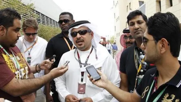 الامير سلمان بن حمد ال خليفة ولي عهد البحرين (في المنتصف) يتحدث لوسائل الاعلام في حلبة الصخير 
