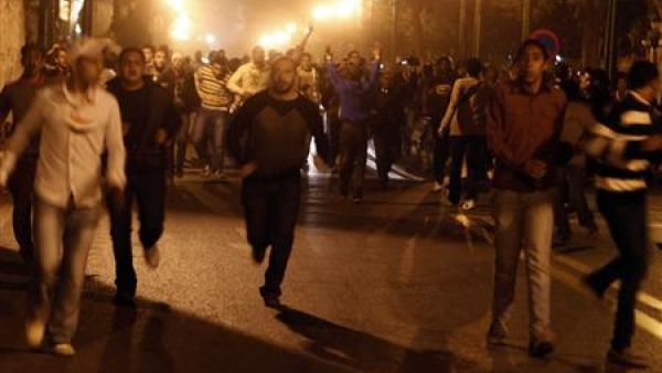 متظاهرون في وسط القاهرة يوم الاحد.