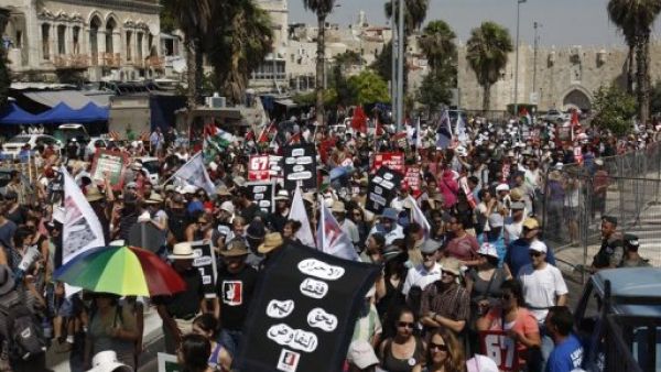اسرائيليون وفلسطينيون واجانب في تظاهرة القدس المطالبة بدولة فلسطينية
