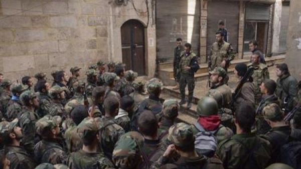 أفراد من القوات الموالية للرئيس السوري بشار الأسد يتلقون تعليمات قبل نشرهم في منطقة بحلب
