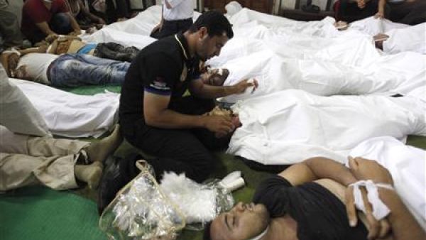 جثث مؤيدين للرئيس المصري المعزول محمد مرسي قتلوا في اشتباكات في القاهرة يوم الجمعة -
