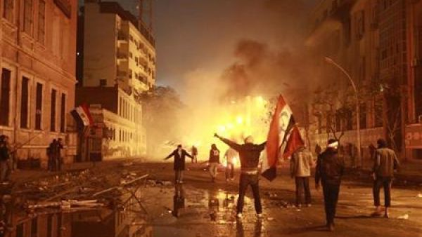 اشتباكات بين محتجين وقوات الامن بالقرب من وزارة الداخلية المصرية