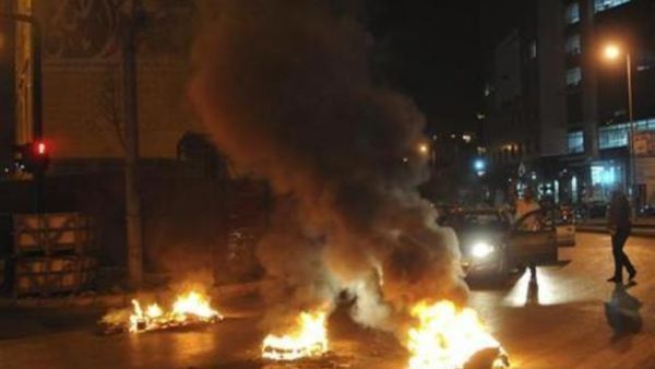 محتجون سنة يحرقون اطارات سيارات احتجاجا على مقتل وسام الحسن

