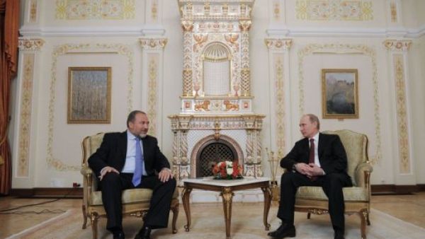 رئيس الوزراء الروسي فلاديمير بوتين (يمين) مستقبلا وزير الخارجية الاسرائيلي افيغدور ليبرمان في نوفو-اوغاريوفو قرب موسكو الاربعاء
