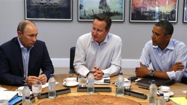 الرئيس الامريكي باراك أوباما ورئيس الوزراء البريطاني ديفيد كاميرون والرئيس الروسي فلاديمير بوتين في اجتماع ضمن قمة مجموعة الثماني في ايرلندا