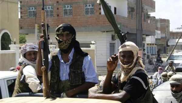 مسلحون ينتمون لجماعة انصار الشريعة المرتبطة بتنظيم القاعدة على متن شاحنة صغيرة في بلدة جعار باليمن، 
 مسلحون ينتمون لجماعة انصار الشريعة المرتبطة بتنظيم القاعدة على متن شاحنة صغيرة في بلدة جعار باليمن،