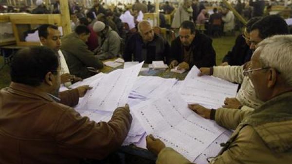 موظفون مصريون يفرزون الاصوات في مركز لفرز الاصوات في القليوبية 