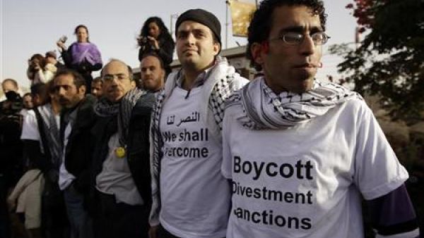 نشطاء فلسطينيون بالقرم من رام الله.
