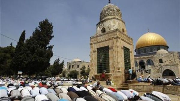 مسلمون يصلون في الاقصى
