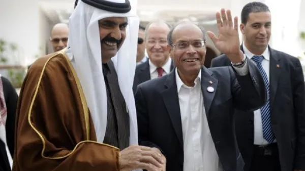 امير قطر والى جانبه الرئيس التونسي الجديد المنصف المرزوقي