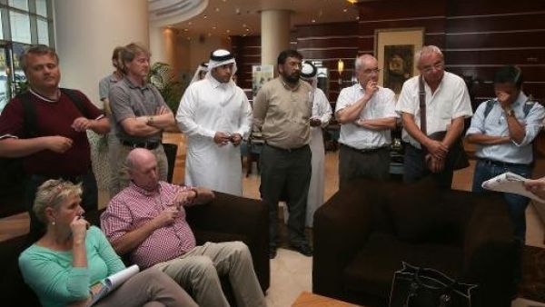 الوفد النقابي الدولي يتلقى تقريرا في الفندق قبل التوجه الى ورش بناء لتفقد ظروف العمال في قطر