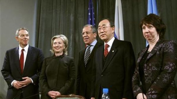 من اجتماع للجنة الرباعية في موسكو. من اليسار: توني بلير، هيلاري كلينتون، سيرغي لافروف، بان كي مون وكاثرين اشتون 