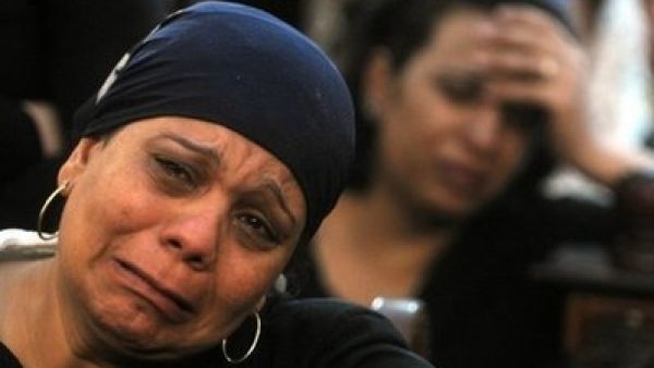 امراة قبطية تبكي خلال جنازة احد ضحايا المواجهات الطائفية الاخيرة في القاهرة