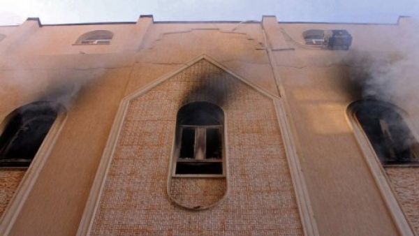 مجهولون يحرقون الكنيسة القبطية  في بنغازي