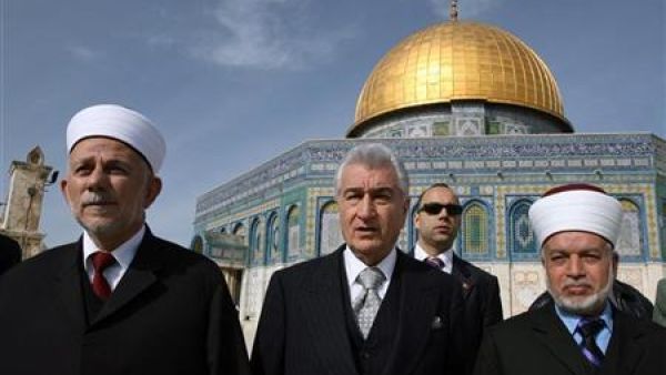 Jerusalem Mufti Mohamed Hussein (r) at the al-Aqsa mosque