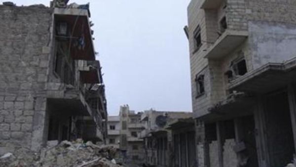 دمار خلفه قصف جوي بالقرب من ادلب يوم الخميس
