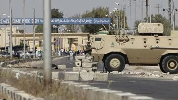 جندي مصري يقف حراسة عند معبر رفح المصر
